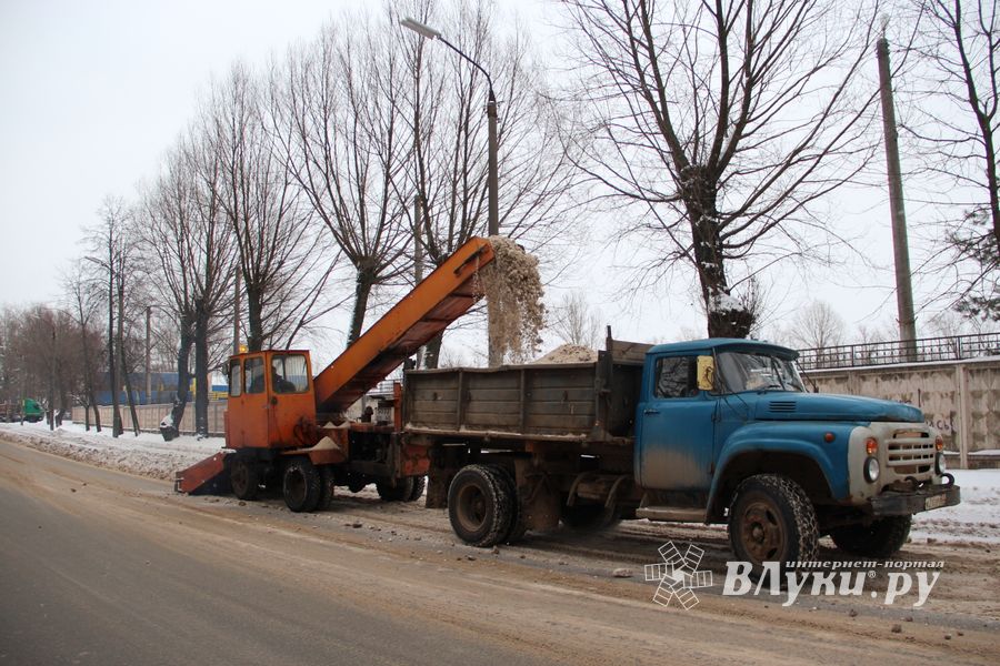 Улицы Великих Лук очищают от снега (ФОТО)