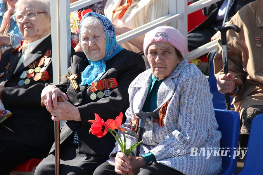 В Великих Луках прошел Парад Победы (ФОТО)