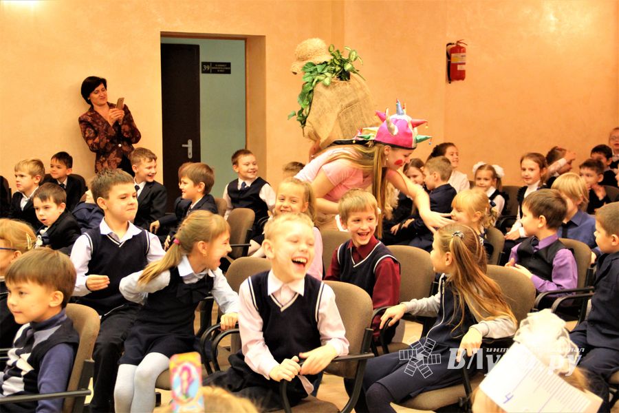 Зачем самых младших учеников 13-й школы испачкали мелом (ФОТО)