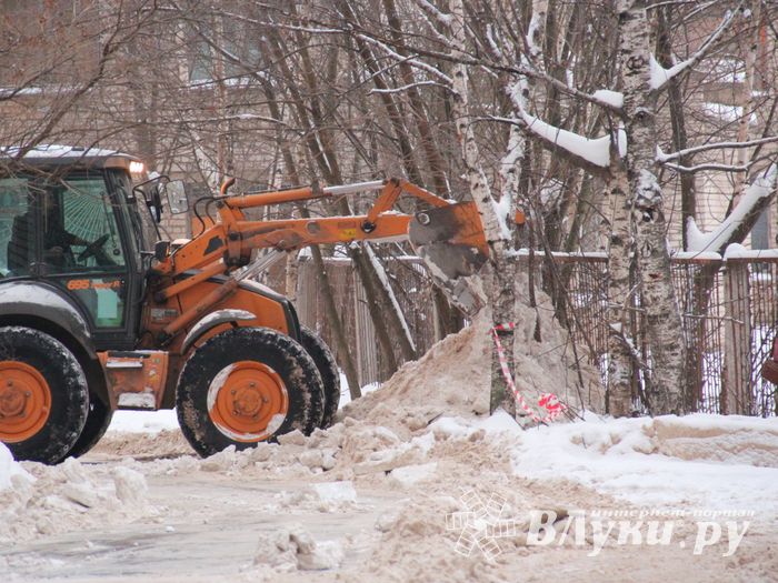В великолукском дворе замечен трактор, убирающий снег