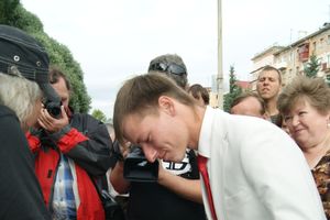 Торжественное открытие парковой скульптуры «Кресло влюбленных»