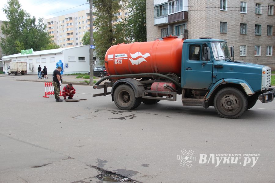 Серьёзная авария на водопроводе в Великих Луках (ФОТО; ВИДЕО)