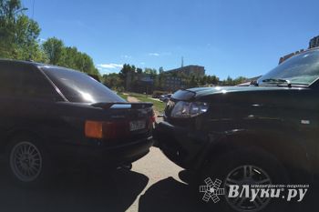 В Великих Луких столкнулись две легковушки (фото)