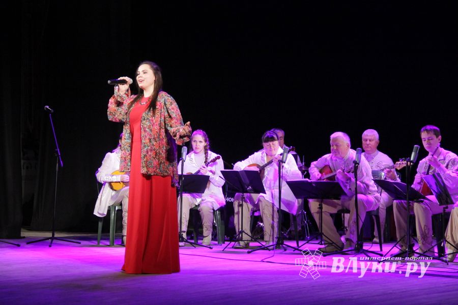 В Великих Луках играла гармонь (фото)