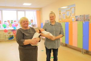 Великолукские школьники поздравили мам и учительниц (ФОТО)