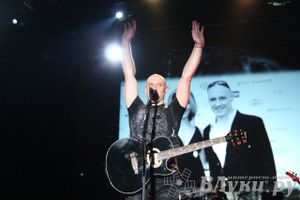 В Великих Луках состоялся концерт Дениса Майданова