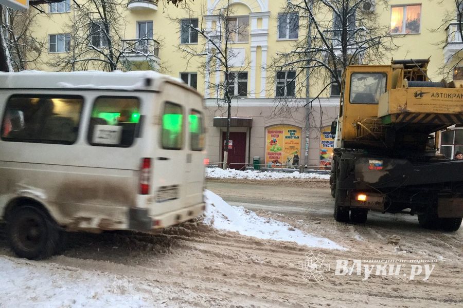Улицу Зверева в Великих Луках заблокировал автокран (ФОТО)