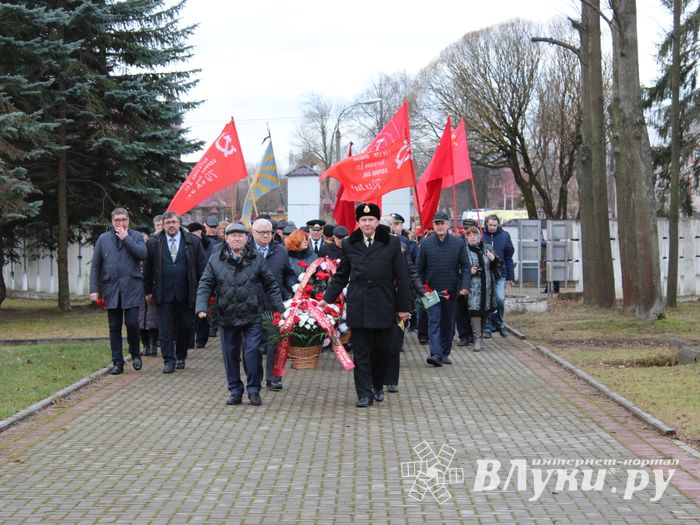Родственники погибших солдат приняли участие в возложении цветов в Великих Луках