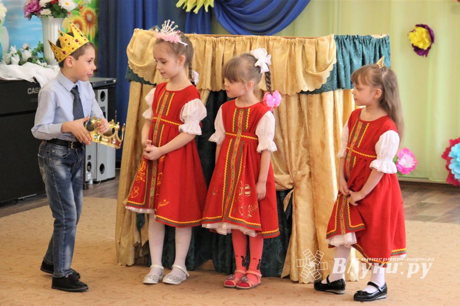 В детских садах Великих Лук проходят утренники к 8 марта (ФОТО)