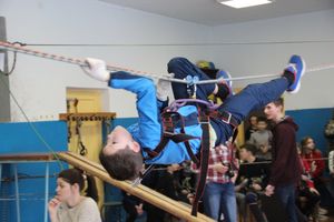 Великолукские школьники попрыгали по «кочкам»