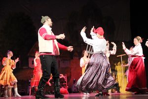 Кони стоят пьяные, хлопцы запряженные — в ГДК Ленина сыграли «Свадьбу в Малиновке» (ФОТО)