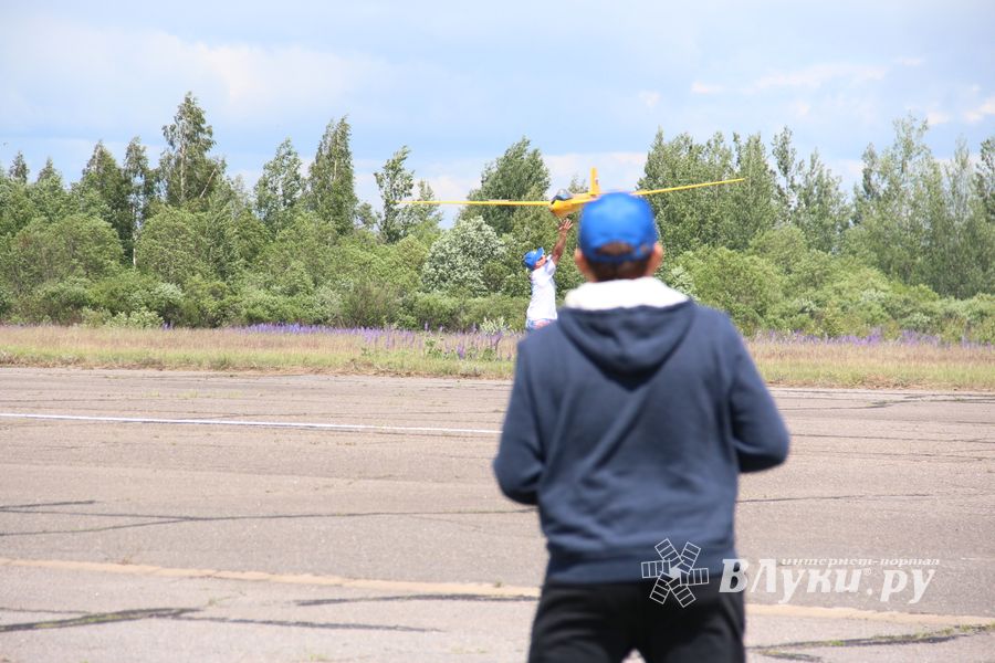 В Великих Луках проходит 7-й Фестиваль авиамодельного спорта (ФОТО)