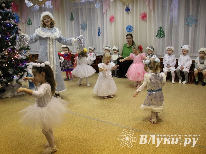 В детских садах Великих Лук полным ходом идут Новогодние  утренники