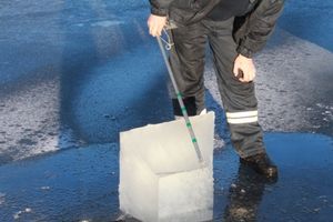 Спасатели исследовали лёд на водоёмах Псковской области (ФОТО)