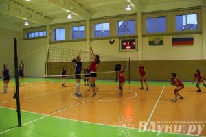 В Великих Луках проходит турнир по волейболу среди женских команд (фото)