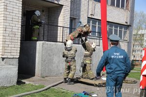 В Великих Луках прошли соревнования пожарных расчетов