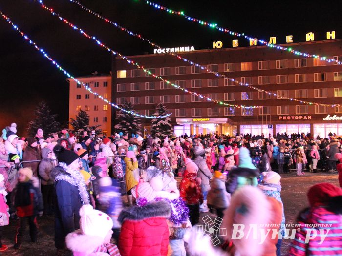 В Великих Луках зажгли Ёлку (ФОТО)