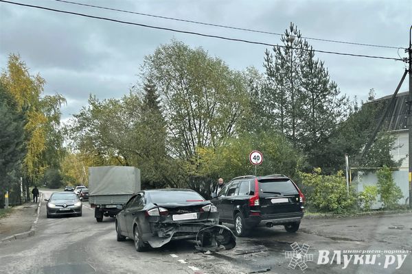 На ул. Гражданской в Великих Луках произошло ДТП