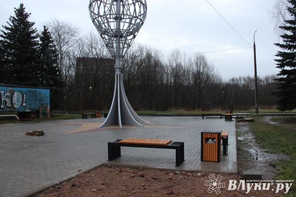 Площадку у будущего знака воздухоплаванию облагораживают (ФОТО)