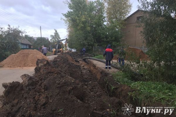 В Великих Луках ведутся работы по укладке газопровода — перекрыта дорога (ФОТО)