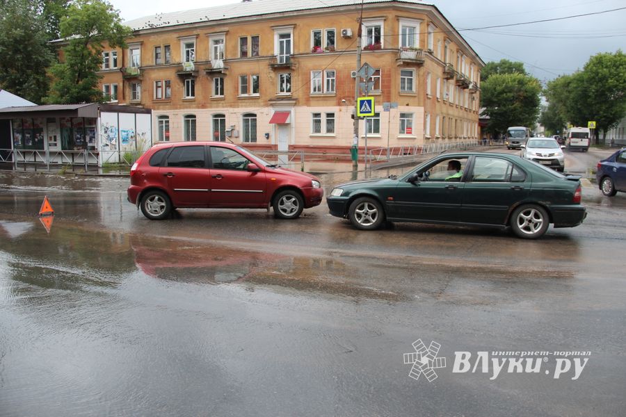 Водители из Питера и Торопца столкнулись в Великих Луках (ФОТО)