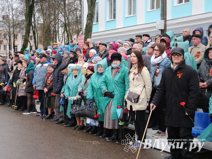 В Великих Луках прошел Парад Победы (ФОТО)