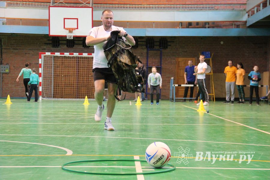 В Великих Луках прошли областные соревнования «Папа, мама, я - спортивная семья» (ФОТО)