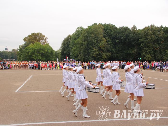 В Великих Луках проходит Международный фестиваль-конкурс среди мажореток и барабанщиц (ФОТО)