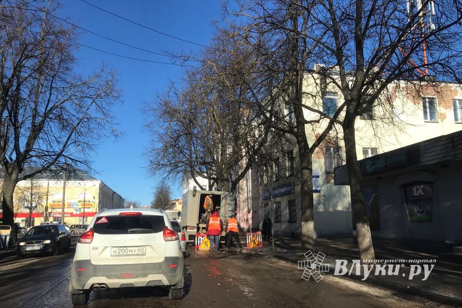 На ул. Некрасова проводится «ямочный» ремонт дороги (ФОТО)