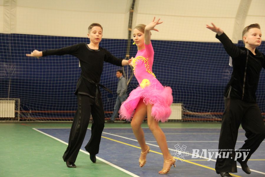 В Великих Луках прошел турнир по спортивным бальным танцам (ФОТО)