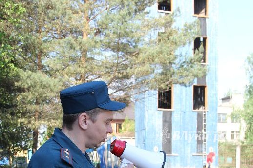 В Великих Луках прошли соревнования среди пожарных