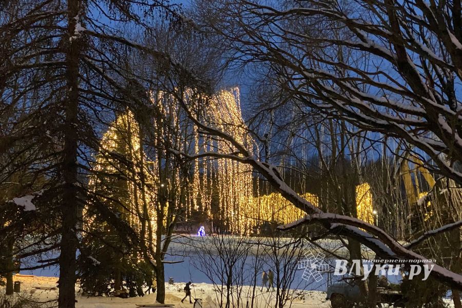Великие Луки продолжают украшать к Новому году (ФОТО)