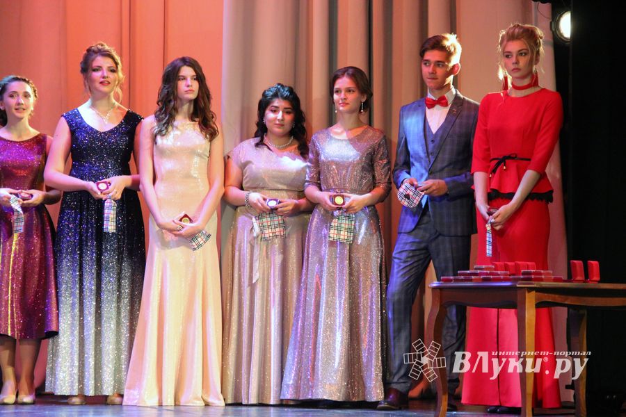 Великолукским выпускникам вручили медали «За особые успехи в учении» (ФОТО)