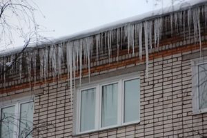 Сосульки в Великих Луках продолжают расти