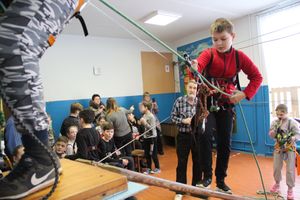 Великолукские школьники попрыгали по «кочкам»