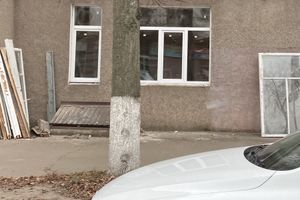 В великолукской детской библиотеке меняют окна (ФОТО)