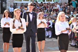 Самую многочисленную школу Великих Лук пополнили 116 первоклассников (ФОТО)