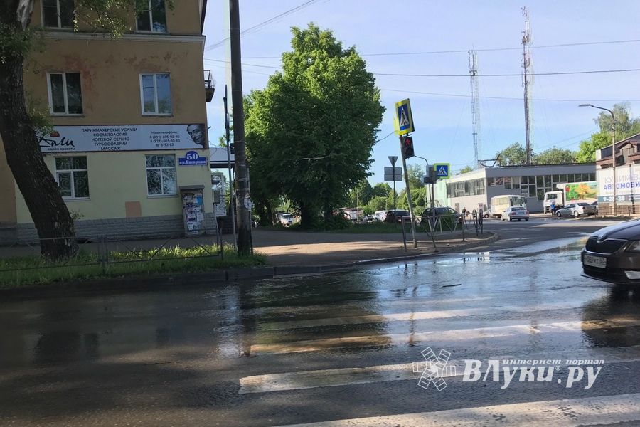 Проспект Гагарина в Великих Луках заливает (ФОТО)