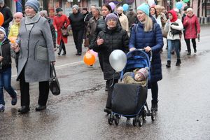 В Великих Луках прошло праздничное шествие (ФОТО)