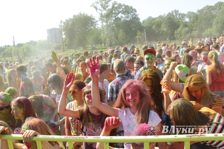 Яркие эмоции «ColorFest» в Великих Луках (ФОТО)