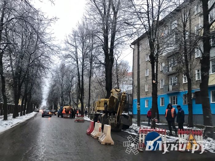 На улице Некрасова идет ликвидация прорыва водопровода