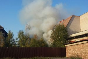 Фотофакт: в Великих Луках горит заброшенное здание