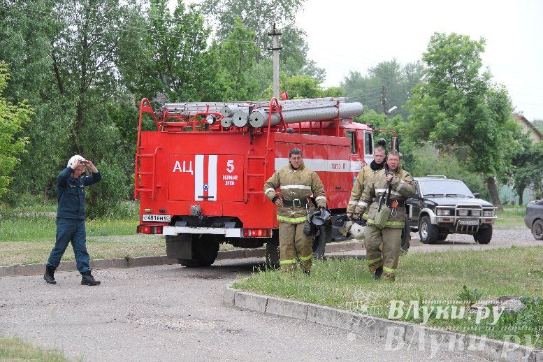 В Великих Луках прошли областные соревнования среди пожарных по спасению пострадавших