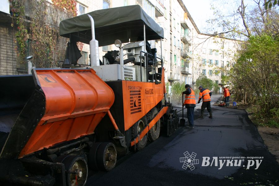 Глава администрации проследил за ходом ремонта дворовых территорий