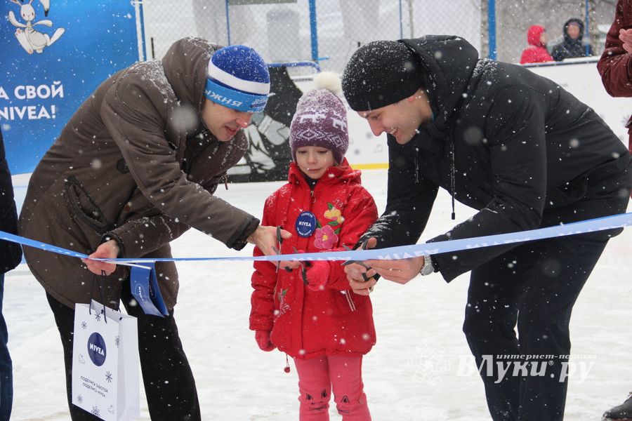 В Великих Луках появился новый каток (ФОТО)