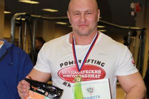 В Великих Луках состоялись Первенство города по жиму штанги и Первый Кубок города по армлифтингу (фото)