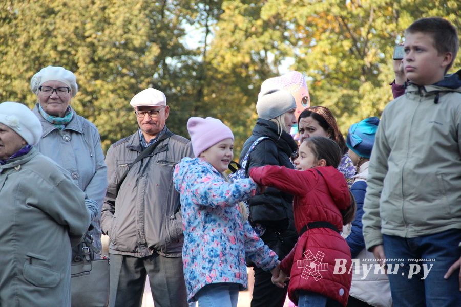 В Великих Луках прошла универсальная осенняя ярмарка (ФОТО)