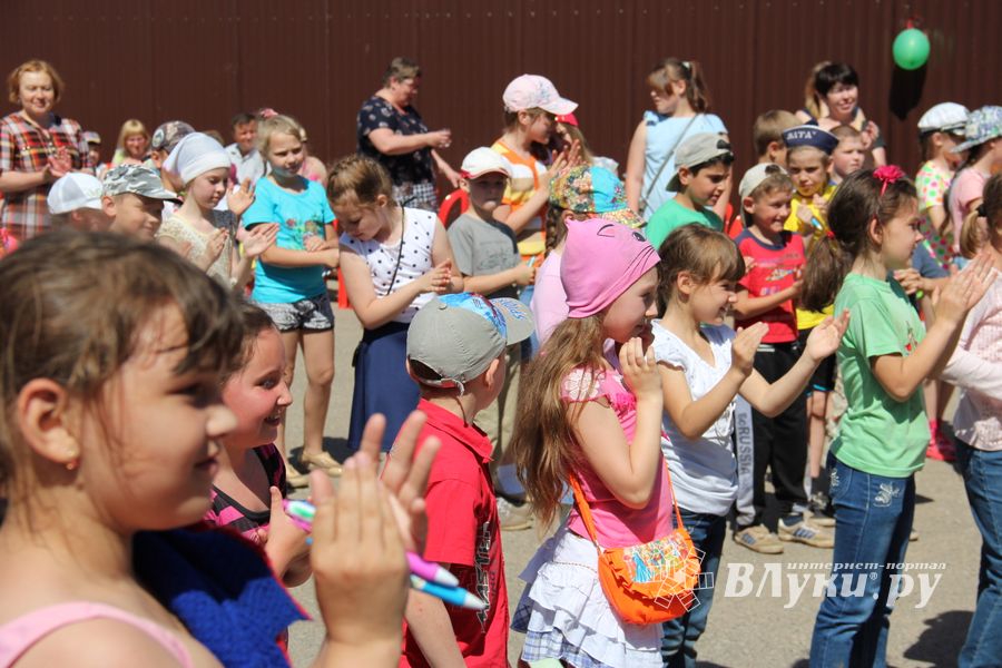 В Великих Луках отмечают День защиты детей 
