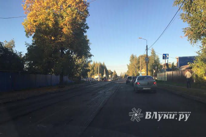 В Великих Луках в районе улиц Полярная и улицы Дьяконова продолжаются ремонтные работы (фото)
