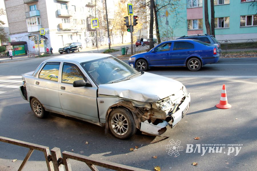 ДТП на перекрёстке Великих Лук: Peugeot увёз эвакуатор (ФОТО)